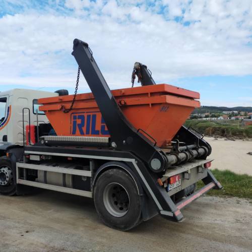 Camión transportando contenedor de obra