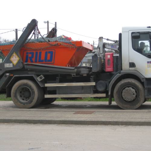 Camión transportando contenedor de obra