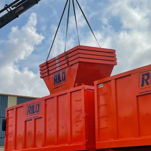 Preparando contenedores de obra para ser transportados en camión