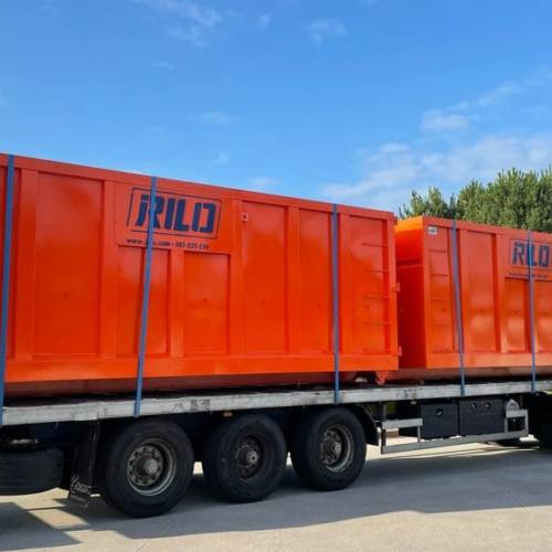 Contenedores de obra siendo transportados en camión